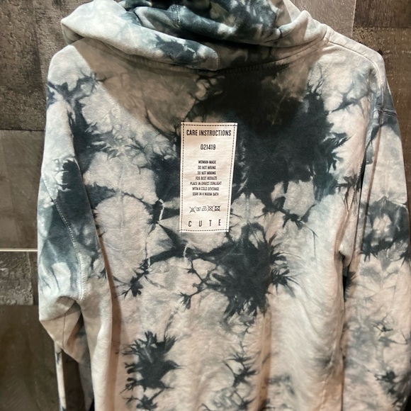 Liza Koshy Pullover - Picture 3 of 6